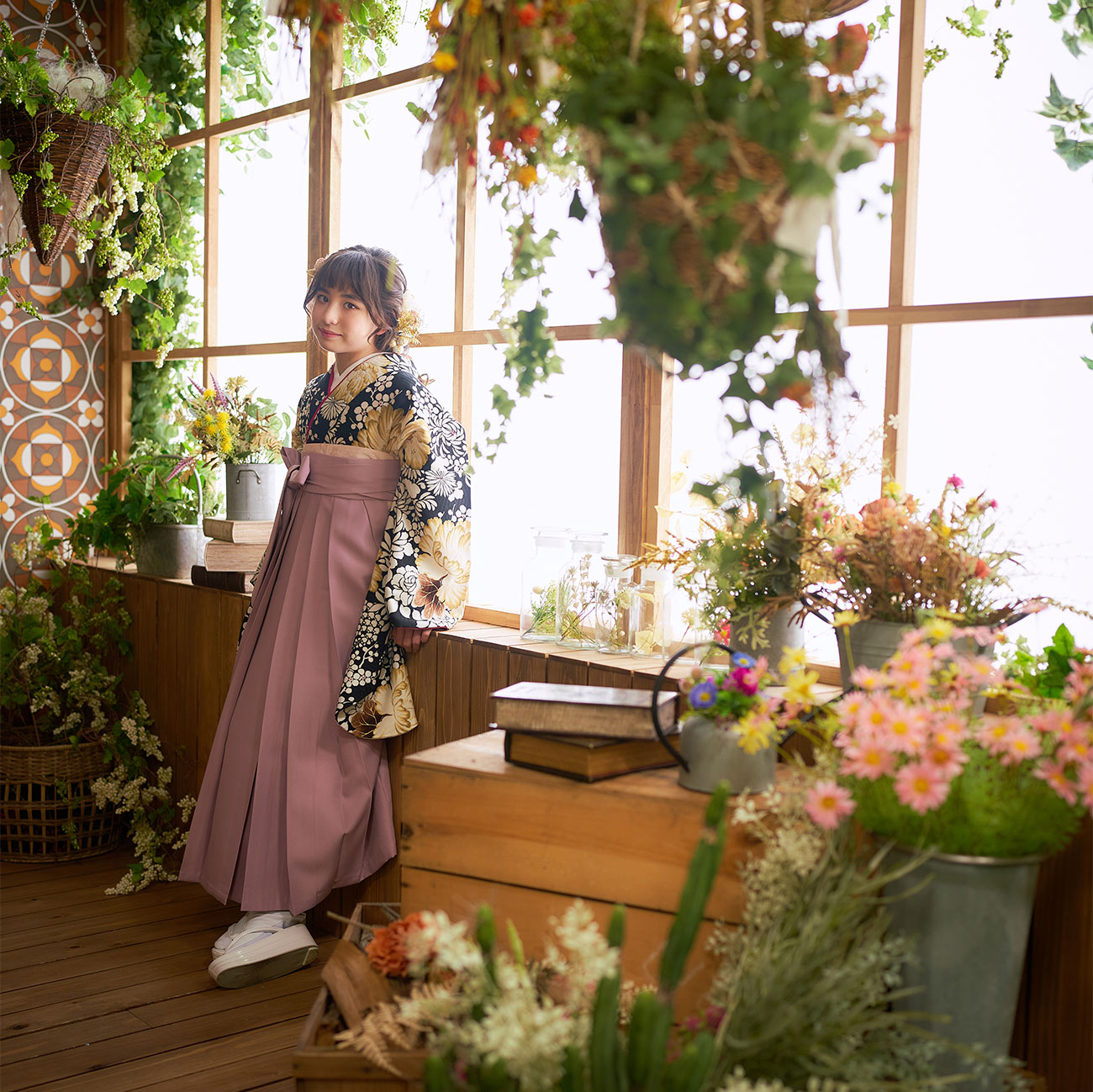 茶色調の可愛らしいスタジオで袴を着た女の子の写真