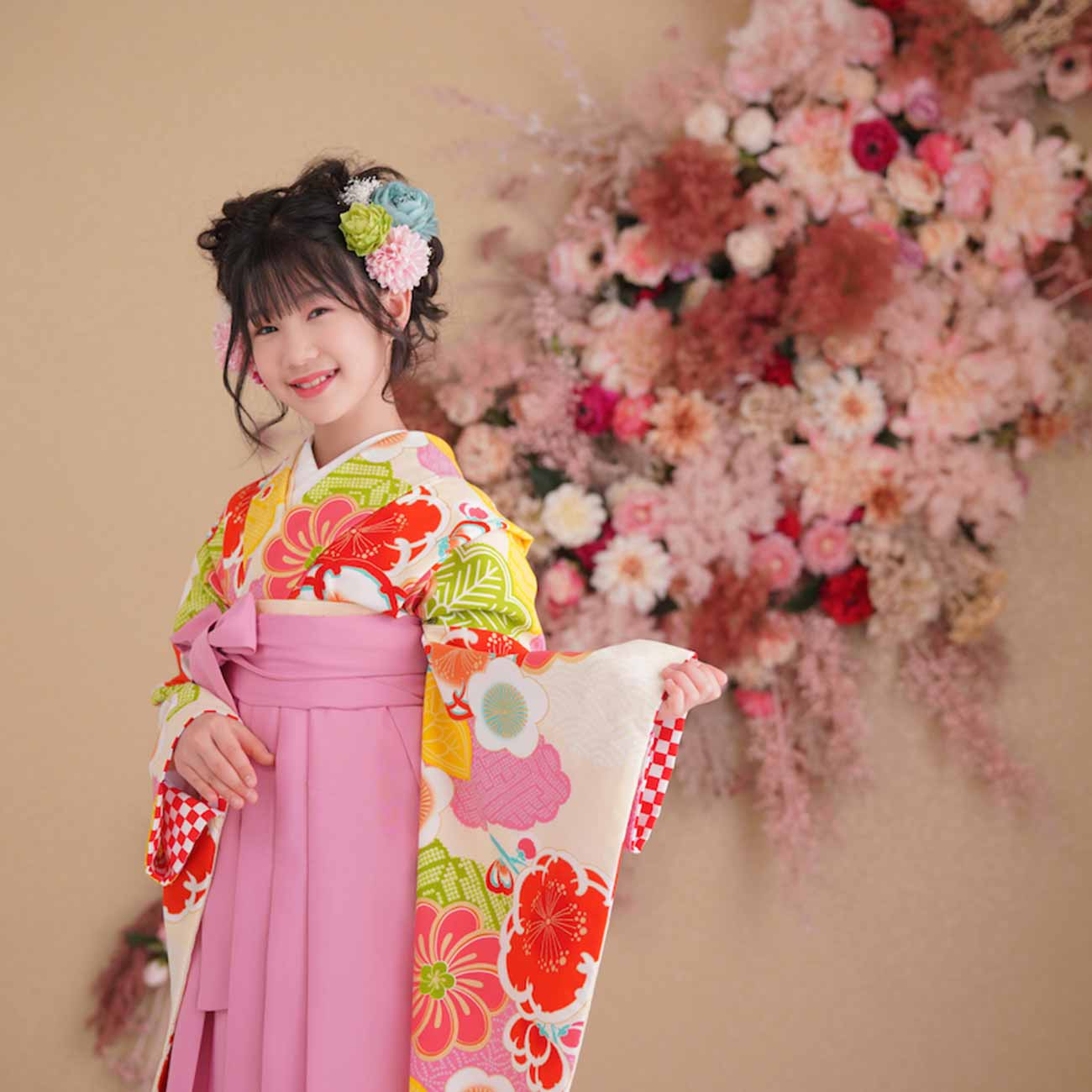 茶色調の可愛らしいスタジオで袴を着た女の子の写真
