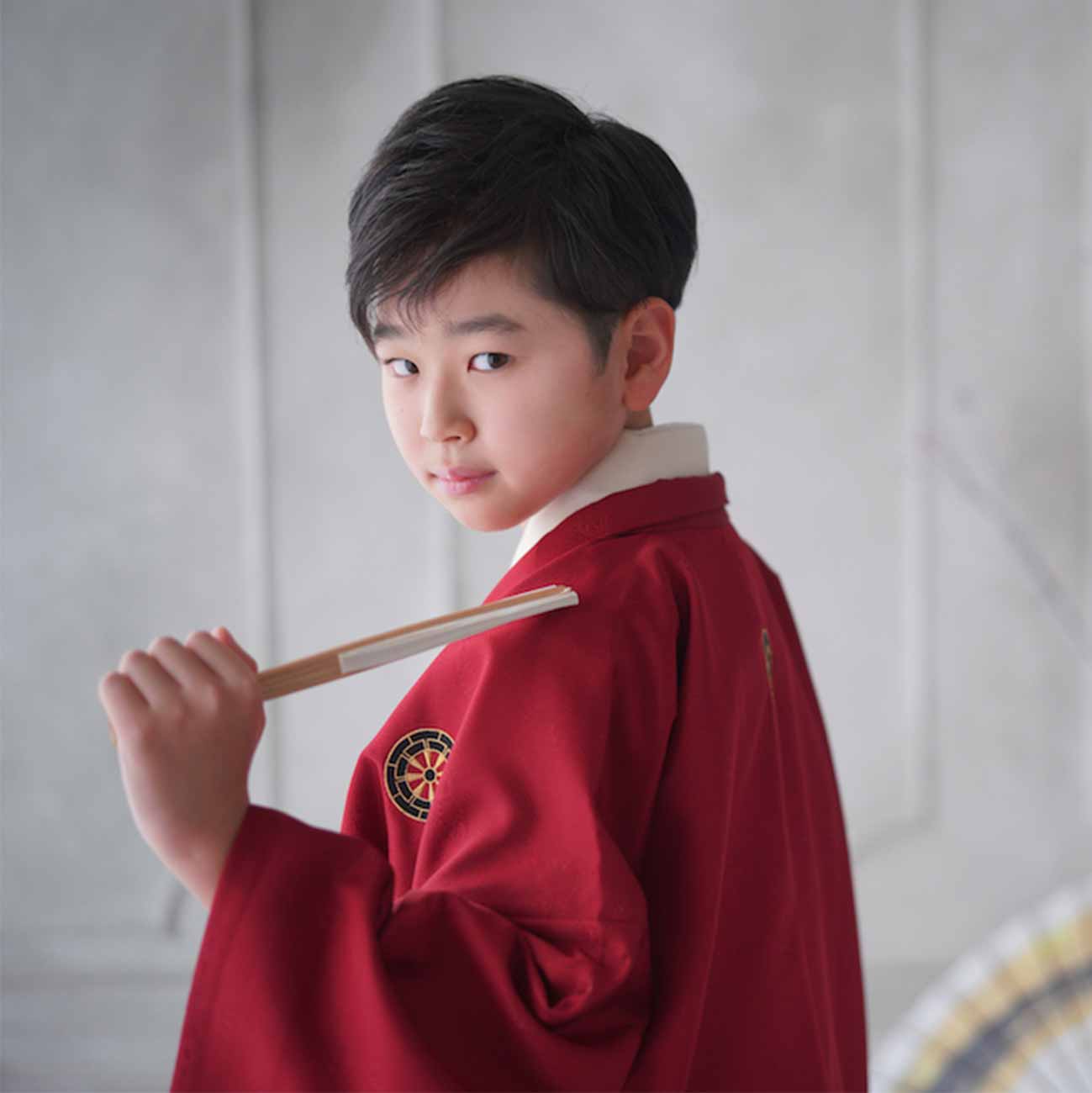 赤い袴を着た男の子の写真