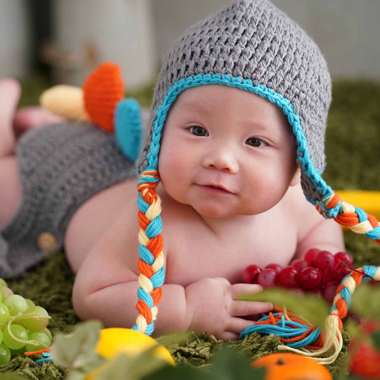 毛糸の帽子を被った赤ちゃんの写真