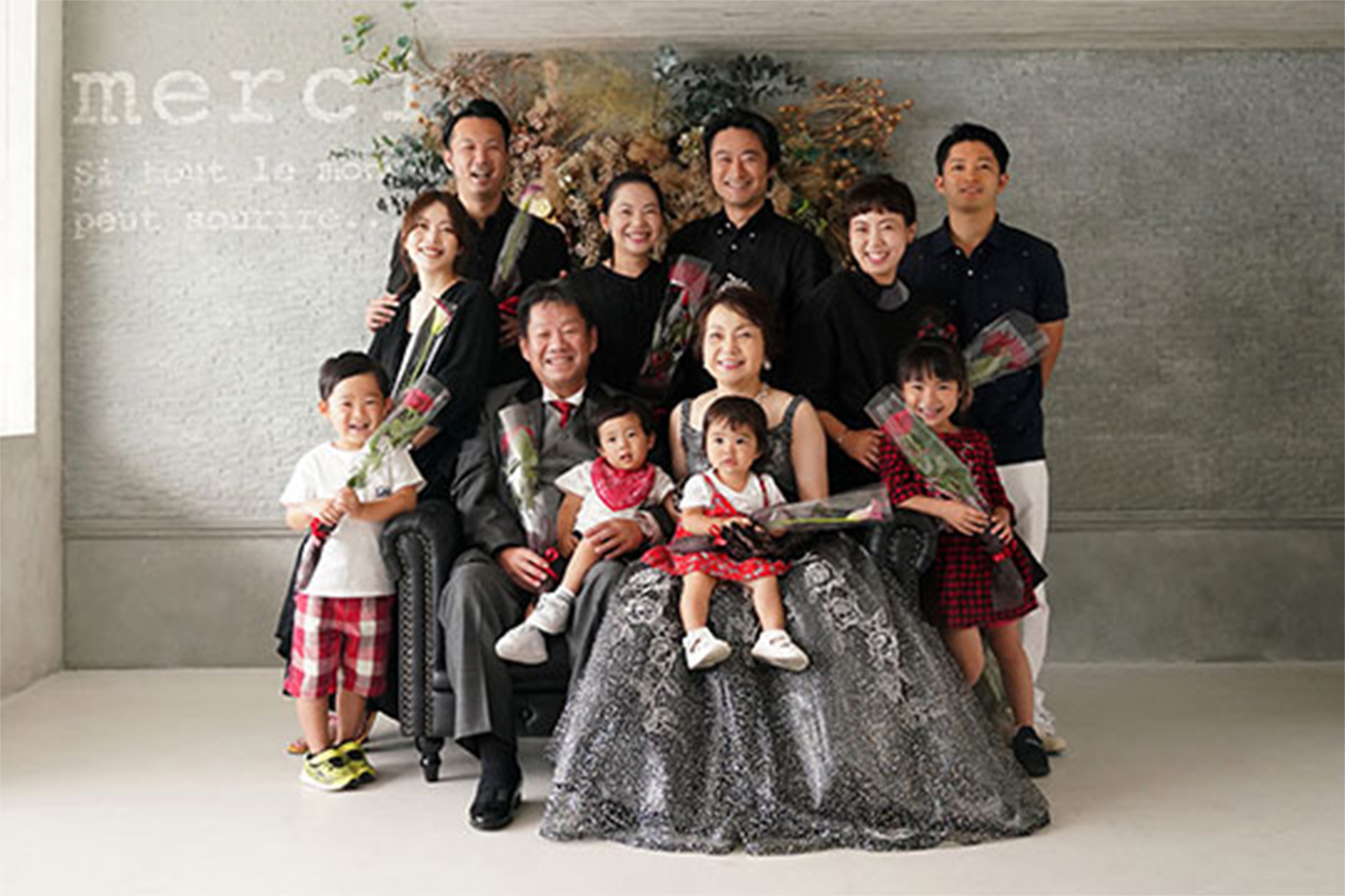 友人４人で袴を着て、紅葉を左手に写る写真