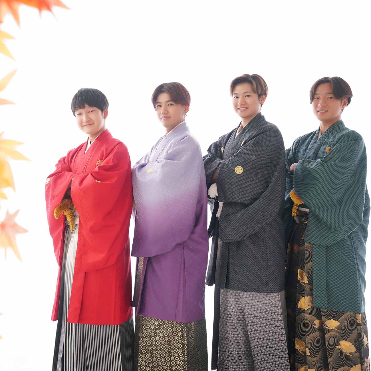 友人４人で袴を着て、紅葉を左手に写る写真