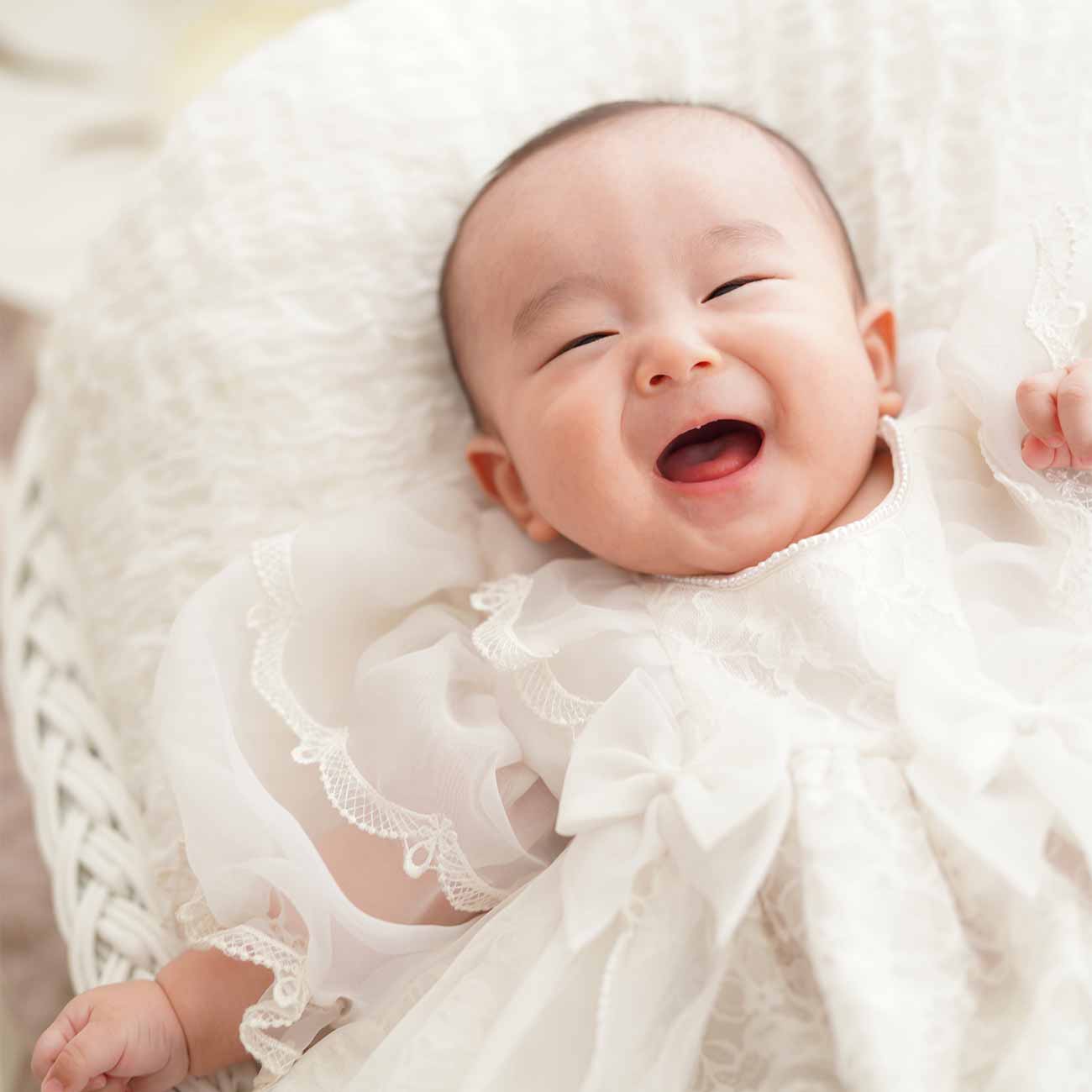 赤ちゃんがにっこりと笑う写真