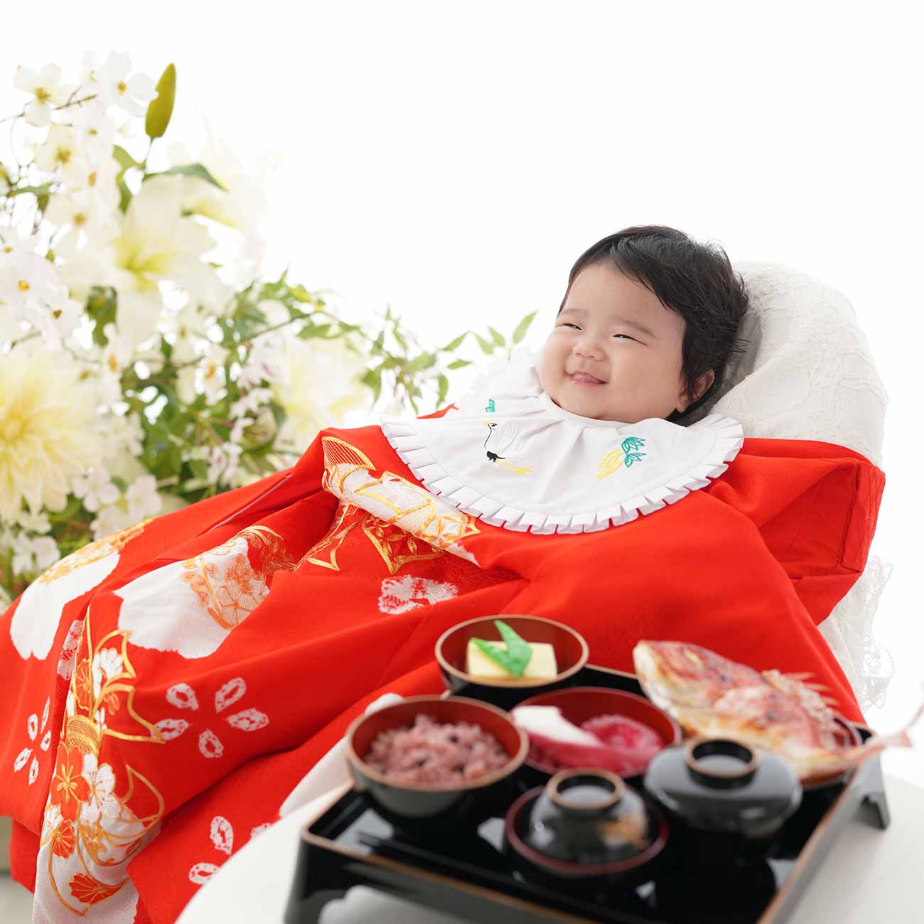 和装を着た赤ちゃんの笑顔な写真